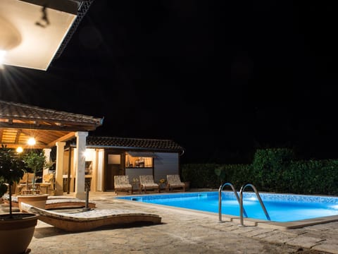 Nettes Ferienhaus in Smoljanci mit Privatem Pool