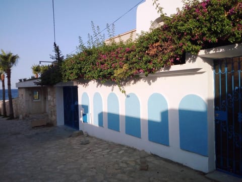 Etage einer Villa im tunesischen Stil direkt am Meer
