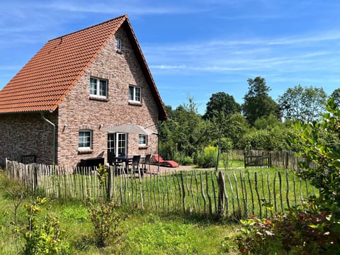 Haus Weißdorn im Bispinger Heidezauber