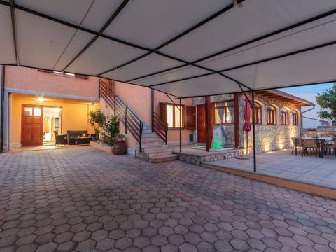 Haus in Vinkuran mit Pool und Bergblick