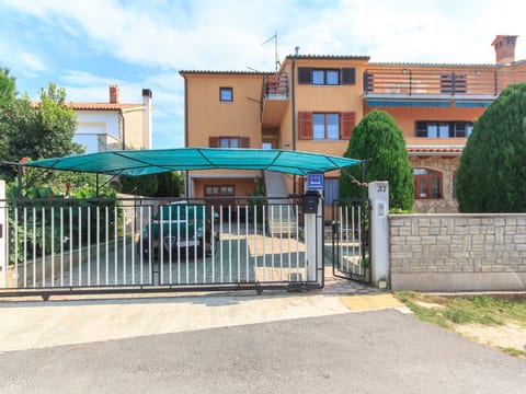 Haus in Vinkuran mit Pool und Bergblick