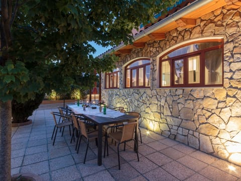 Haus in Vinkuran mit Pool und Bergblick