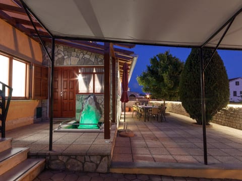 Haus in Vinkuran mit Pool und Bergblick
