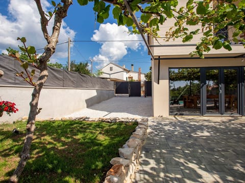Schönes Ferienhaus in Modrusani mit Großem Garte