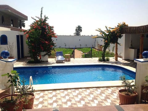 mit Pool, Garten und Dachterrasse