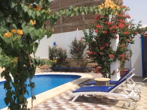mit Pool, Garten und Dachterrasse