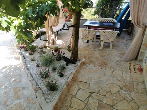 Schönes Apartment mit Whirlpool, Grill und Garten