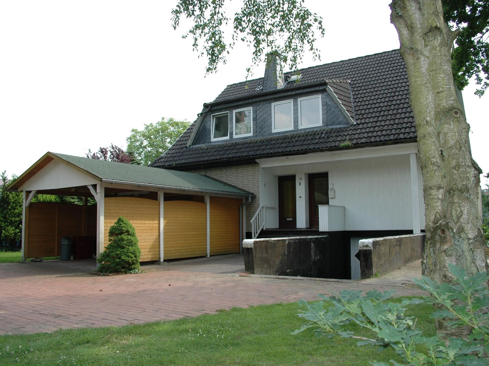 mit Indoorpool, Garten und Partyraum