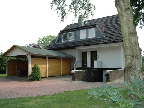 mit Indoorpool, Garten und Partyraum
