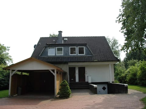 mit Indoorpool, Garten und Partyraum