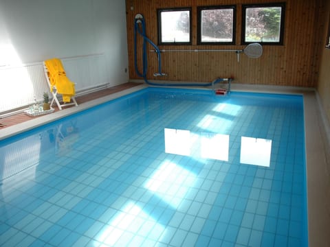 mit Indoorpool, Garten und Partyraum