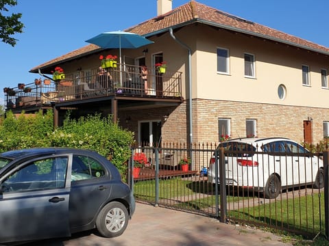 Erdgeschosswohnung mit Terrasse für sechs Personen