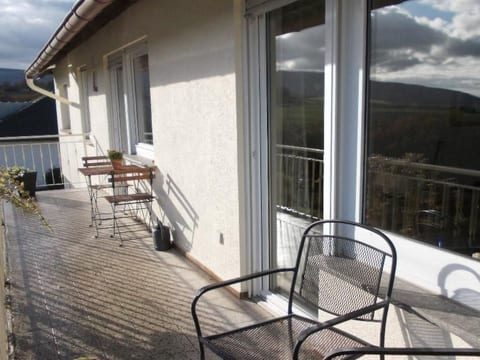 mit Balkon und Rheinblick
