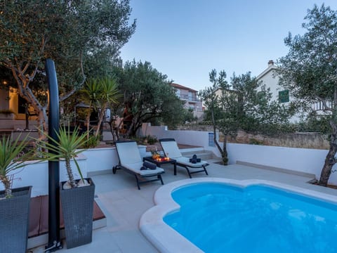 Komplex Oliva mit Pool und großem Garten