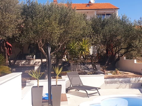 Komplex Oliva mit Pool und großem Garten