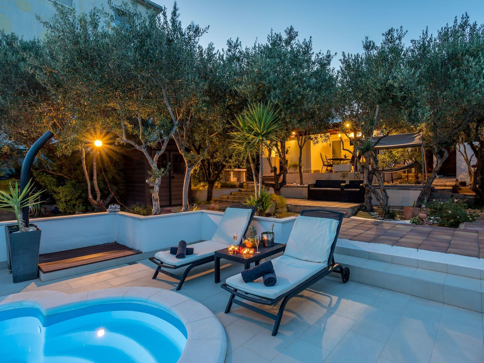 Komplex Oliva mit Pool und großem Garten