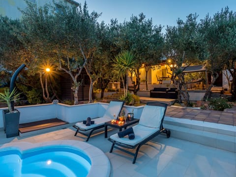 Komplex Oliva mit Pool und großem Garten