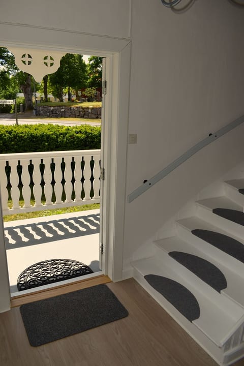 Typisch schwedisches Ferienhaus mit Garten