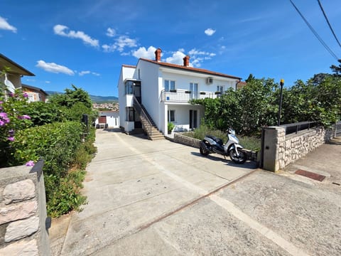 Wohnung im Erdgeschoss mit Terrasse und Grill