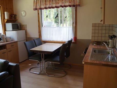 Haus Lena auf großem Grundstück am Waldrand