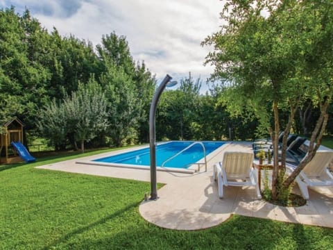 Gemütliches Ferienhaus in Ružići mit Offenem Kamin