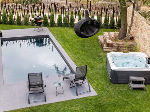 Exklusive Villa mit Swimmingpool und Whirlpool