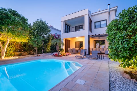 Luxurious 2-story villa with private pool, lush gardens, and hot tub—perfect for an unforgettable vacation.
