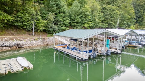 Dock use with space to tie up your boat or rent one while you stay. Kayak and paddle board provided.