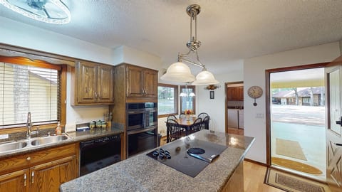 Lakeside Bliss: Golf, Lakefront, Deck, Pets OK