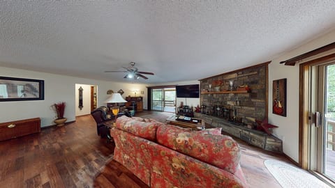 Lakeside Bliss: Golf, Lakefront, Deck, Pets OK