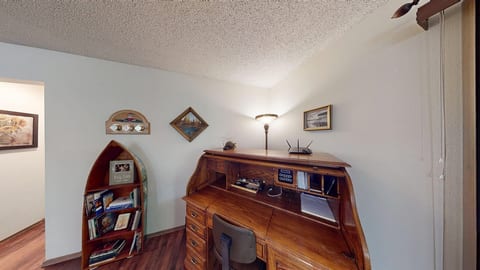 Lakeside Bliss: Golf, Lakefront, Deck, Pets OK