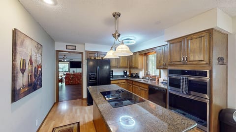 Lakeside Bliss: Golf, Lakefront, Deck, Pets OK