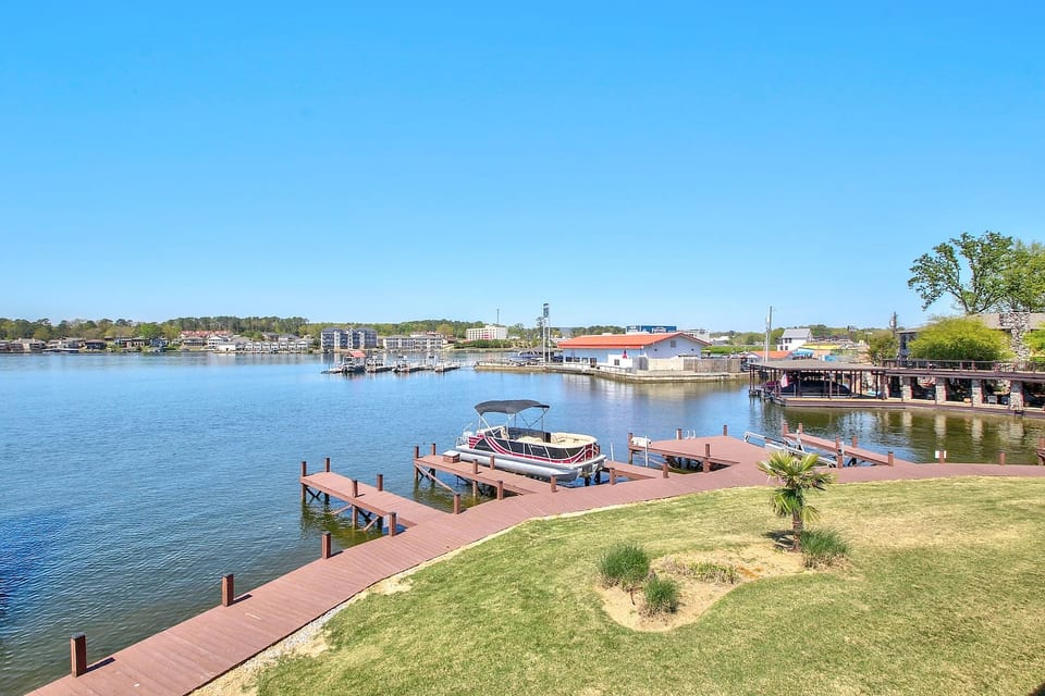 Lakeview Luxury: Jetted Tub, Dock, Fireplace - Hot Springs