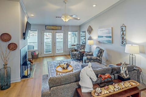 Lakeview Luxury: Jetted Tub, Dock, Fireplace