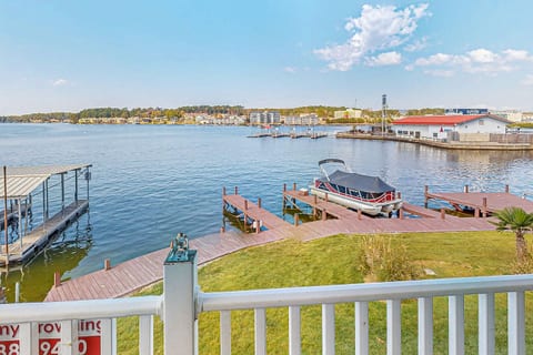 Lakeview Luxury: Jetted Tub, Dock, Fireplace