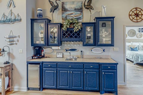 Lakeview Luxury: Jetted Tub, Dock, Fireplace