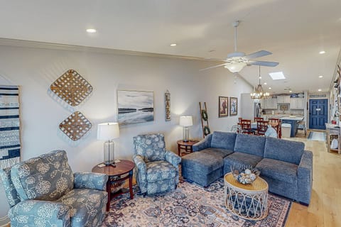 Lakeview Luxury: Jetted Tub, Dock, Fireplace