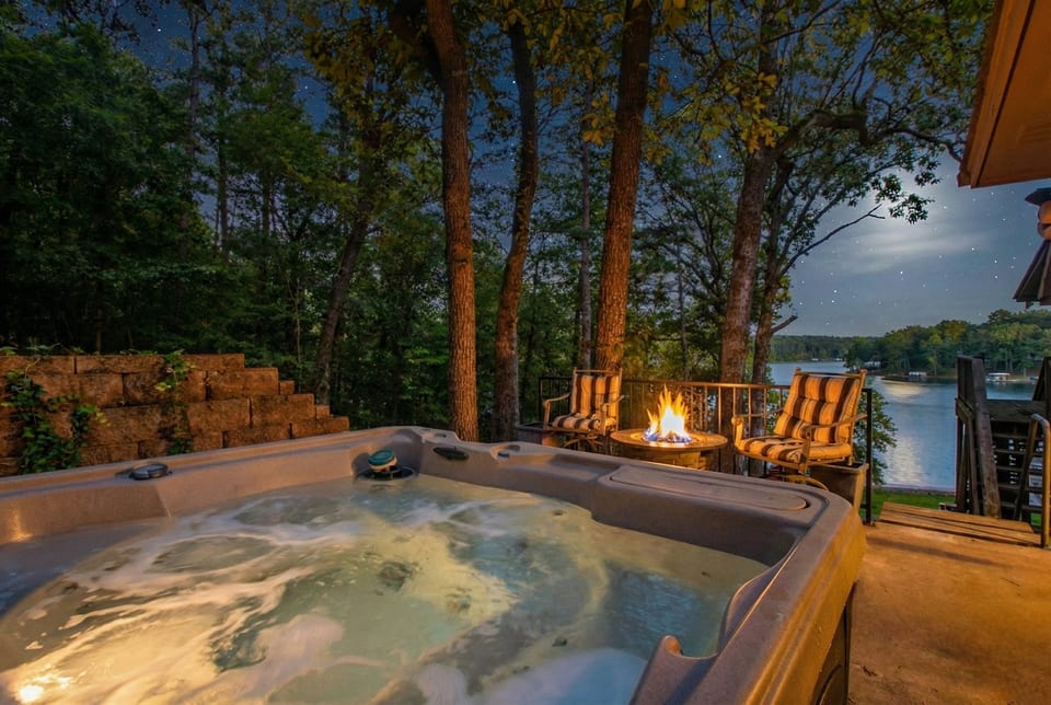 The Silverwood: Sleeps 17, Hot Tub, Dock, Views - Hot Springs