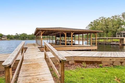The Silverwood: Sleeps 17, Hot Tub, Dock, Views
