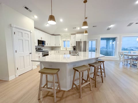 Luxury 6bd, Ocean Views, Elevator & New Pool image 4