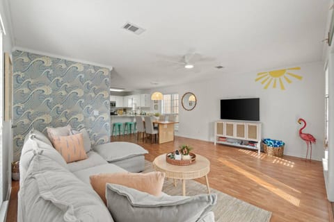 Coastal Chic Family Retreat • Bikes • Near Beach