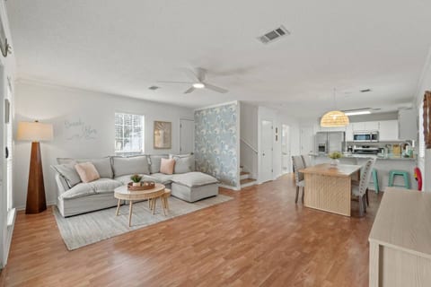 Coastal Chic Family Retreat • Bikes • Near Beach