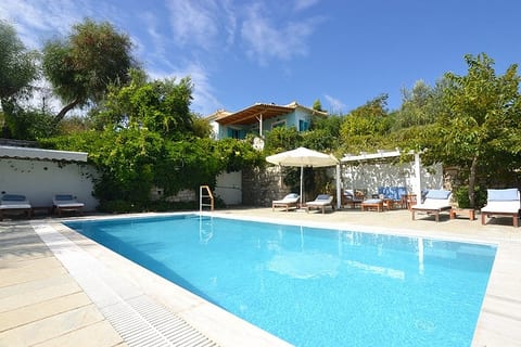 Panoramic Sea View Villa with Shared Pool image 4