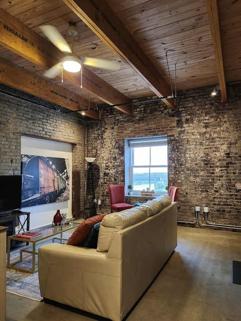 Downtown Memphis | Parking Included | River views