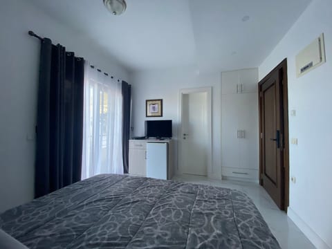 Wardrobe, TV & cooking pot