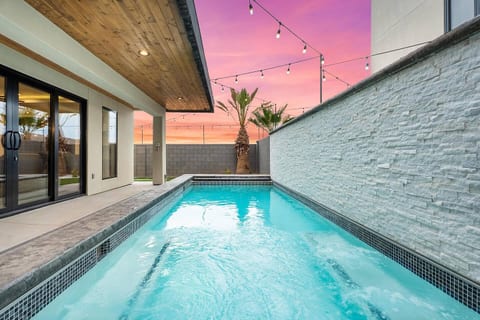 Pecan Valley Escape Swim Spa+ Sleeps 26