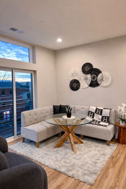 Citizen Luxe 2BR | Modern Living | Union Market