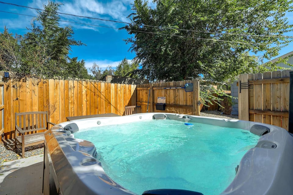 No es lujoso. Simplemente adecuado. Cabaña con jacuzzi cerca de todo. - Colorado Springs