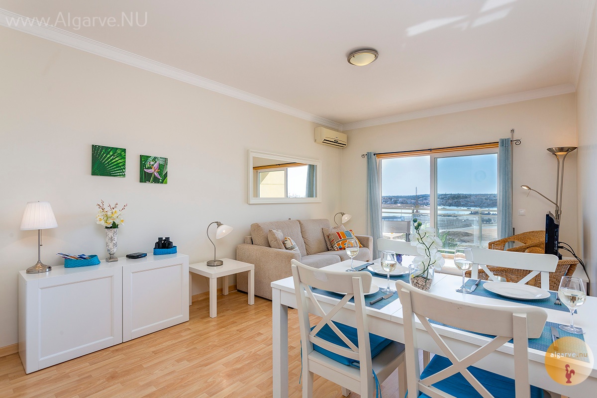 Lounge wit aircon, balcony and sleeping sofa for 2