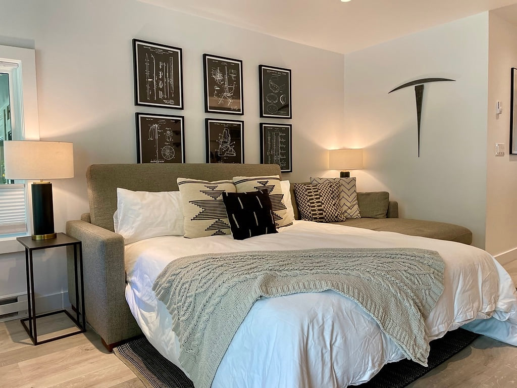 Cozy queen sized pullout couch bed in the living room. Monthly Rental - Downtown Telluride Near Chair 7!